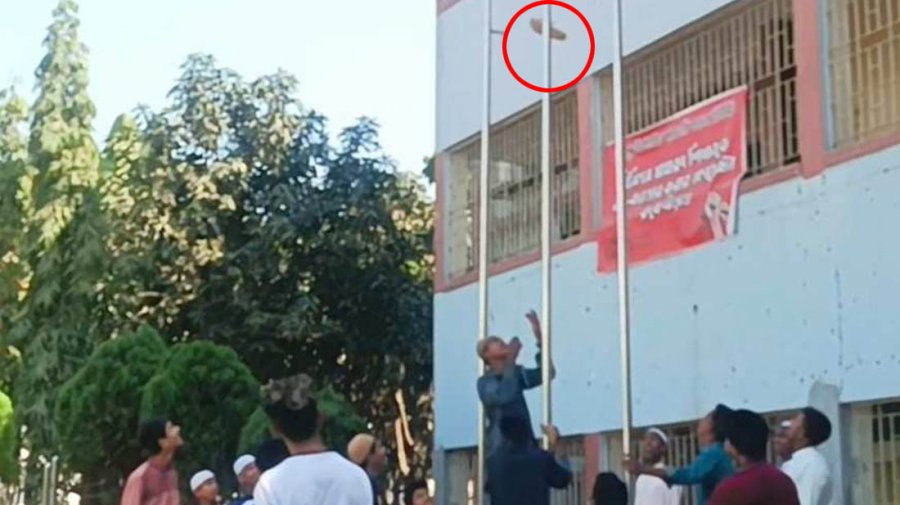 পছন্দের ইমামকে না রাখায় জাতীয় পতাকার খুঁটিতে জুতা